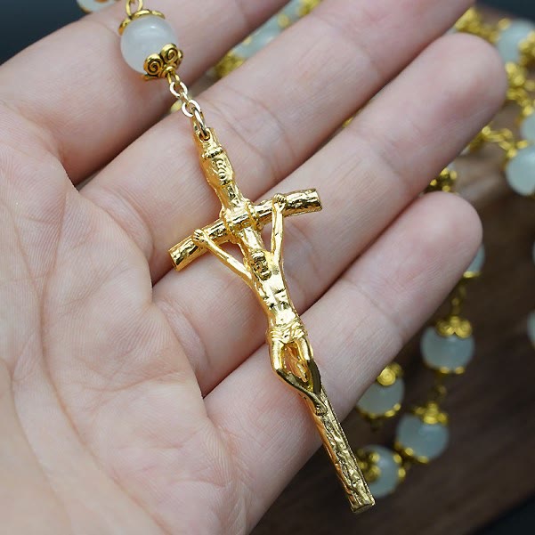 Christianartworkshop Glaube & Nächstenliebe: Katholischer Rosenkranz aus natürlichem weißem Chalcedon - image 2