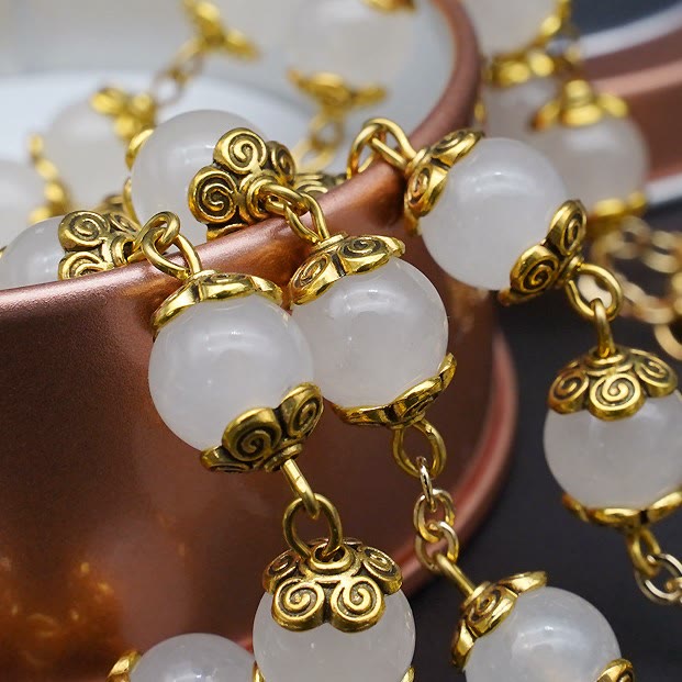 Christianartworkshop Glaube & Nächstenliebe: Katholischer Rosenkranz aus natürlichem weißem Chalcedon - image 4