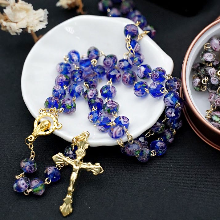 Christianartworkshop Rosenkranz mit glasierten Perlen und Blumen, Maria und Kruzifix - image 5