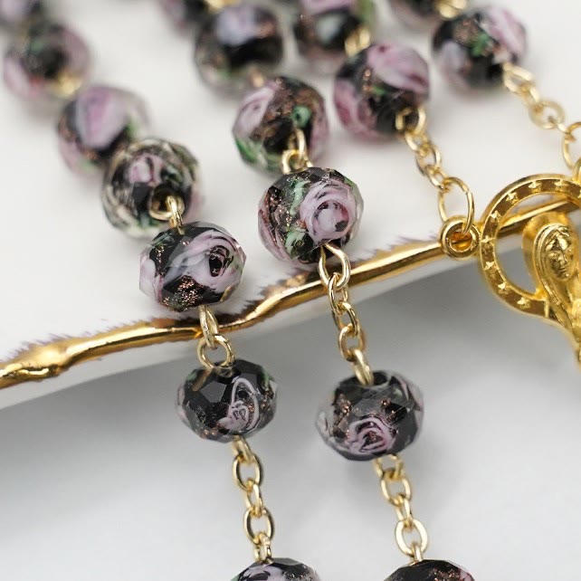 Christianartworkshop Rosenkranz mit glasierten Perlen und Blumen, Maria und Kruzifix - image 1