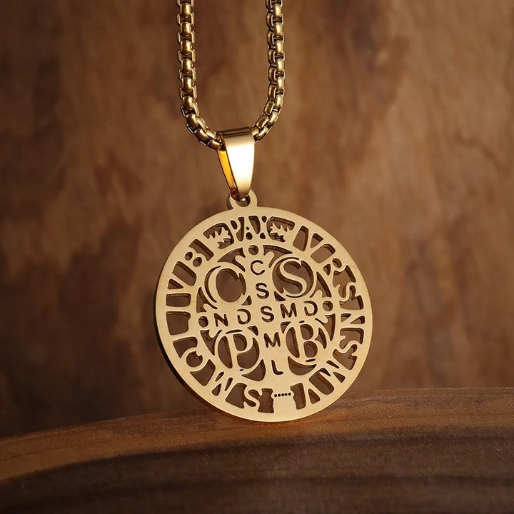 Christianartworkshop Halskette mit durchbrochenem Anhänger mit dem Symbol des Heiligen Benedikt - Golden - image 0