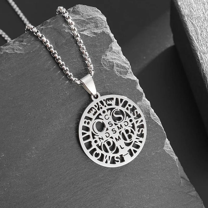 Christianartworkshop Halskette mit durchbrochenem Anhänger mit dem Symbol des Heiligen Benedikt - Metallisch - image 2
