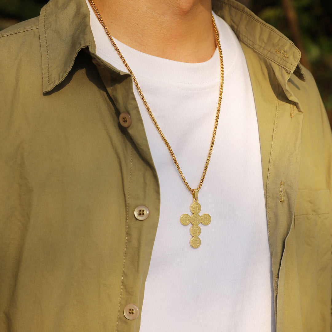 Runde Halskette mit goldenem Benediktkreuz-Anhänger - image 4