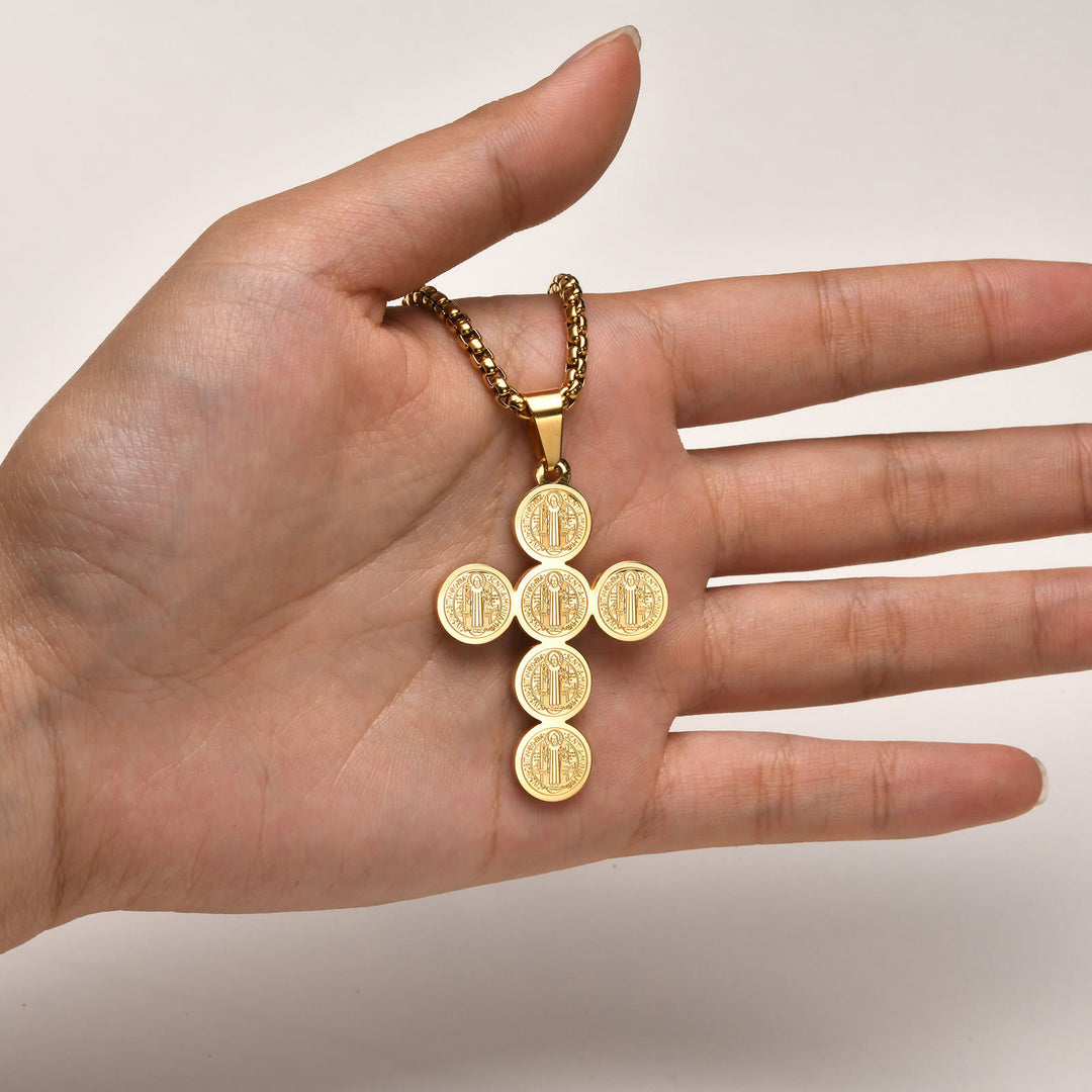 Runde Halskette mit goldenem Benediktkreuz-Anhänger - image 2