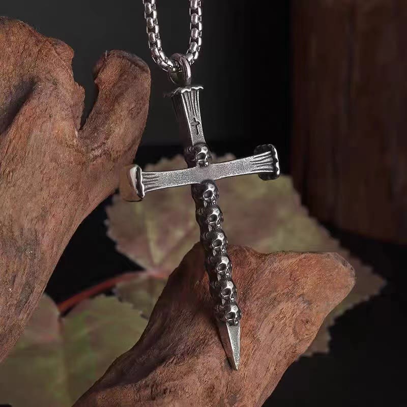 Christianartworkshop Halskette mit Kreuzanhänger aus Titanstahl mit Totenkopf-Nagel - 27,5-Zoll-Kette - image 1