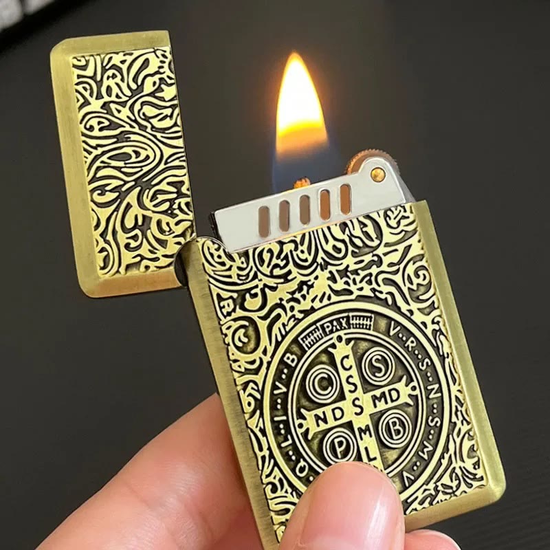 Geschnitztes Medaillon mit St. Benedikt-Kreuz, massives Metall, Zigarettenanzünder - Golden - image 1
