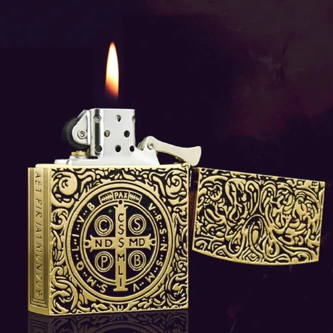 Geschnitztes Medaillon mit St. Benedikt-Kreuz, massives Metall, Zigarettenanzünder - image 2