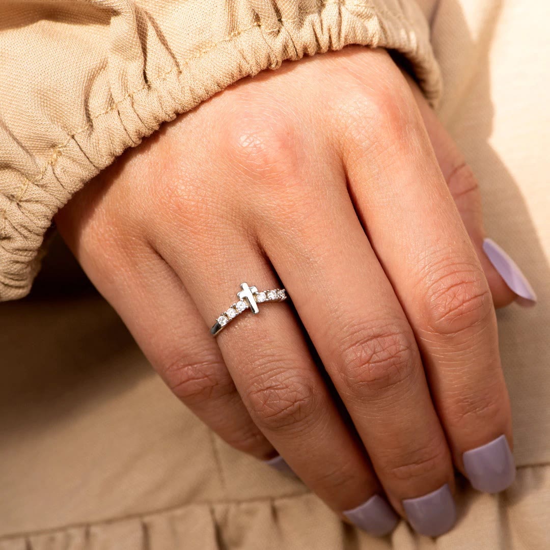 Christianartworkshop Minimalistischer Zirkonia-Ring mit Jesuskreuz - image 3