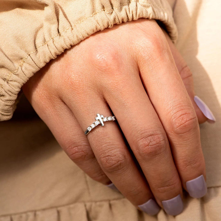 Christianartworkshop Minimalistischer Zirkonia-Ring mit Jesuskreuz - image 3