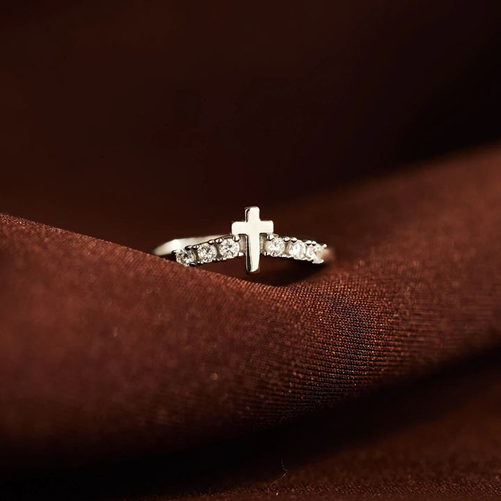Christianartworkshop Minimalistischer Zirkonia-Ring mit Jesuskreuz - image 5