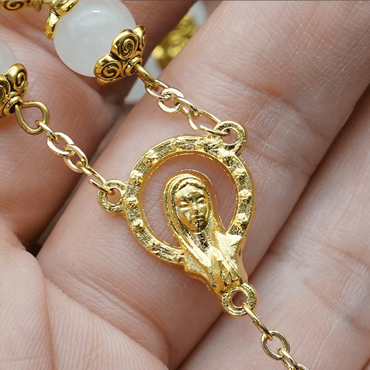 Christianartworkshop Glaube & Nächstenliebe: Katholischer Rosenkranz aus natürlichem weißem Chalcedon - image 3