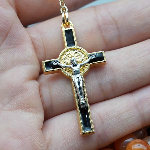 Christianartworkshop Rosenkranz aus natürlichem Achat mit dem Heiligen Benedikt und Kruzifix