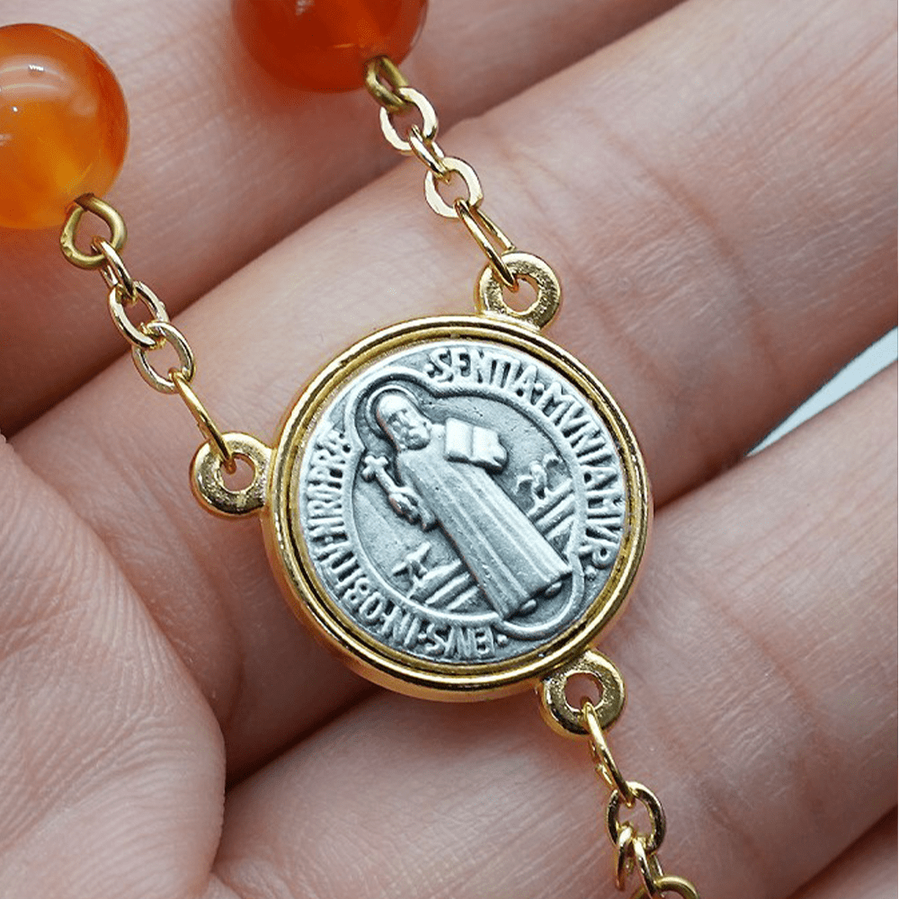 Christianartworkshop Rosenkranz aus natürlichem Achat mit dem Heiligen Benedikt und Kruzifix