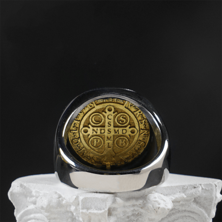 Christianartworkshop Zweifarbiger katholischer Ring mit St. Benedikt-Medaille und Kreuz - image 2