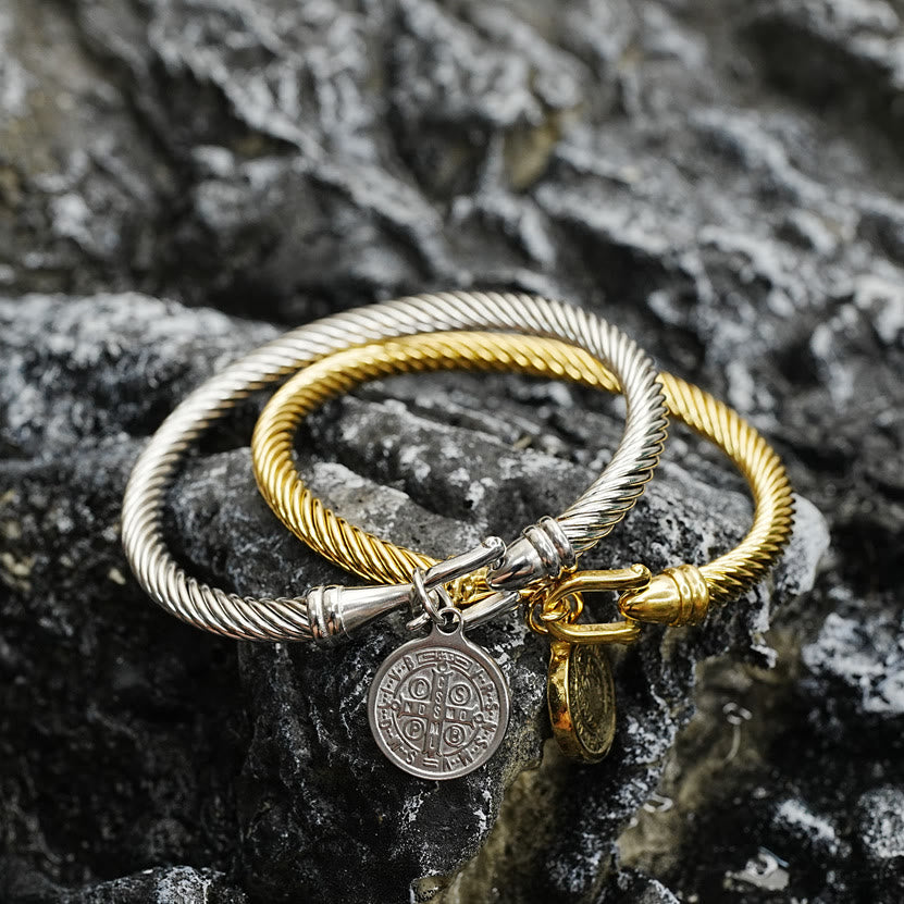 Christianartworkshop Armreif mit gedrehtem Kabel des Heiligen Benedikt - Golden - image 1
