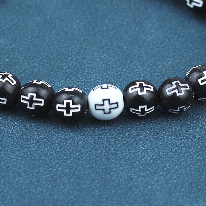 Christianartworkshop Armband mit schwarz-weiß bedruckten Perlen und Kreuz - image 2