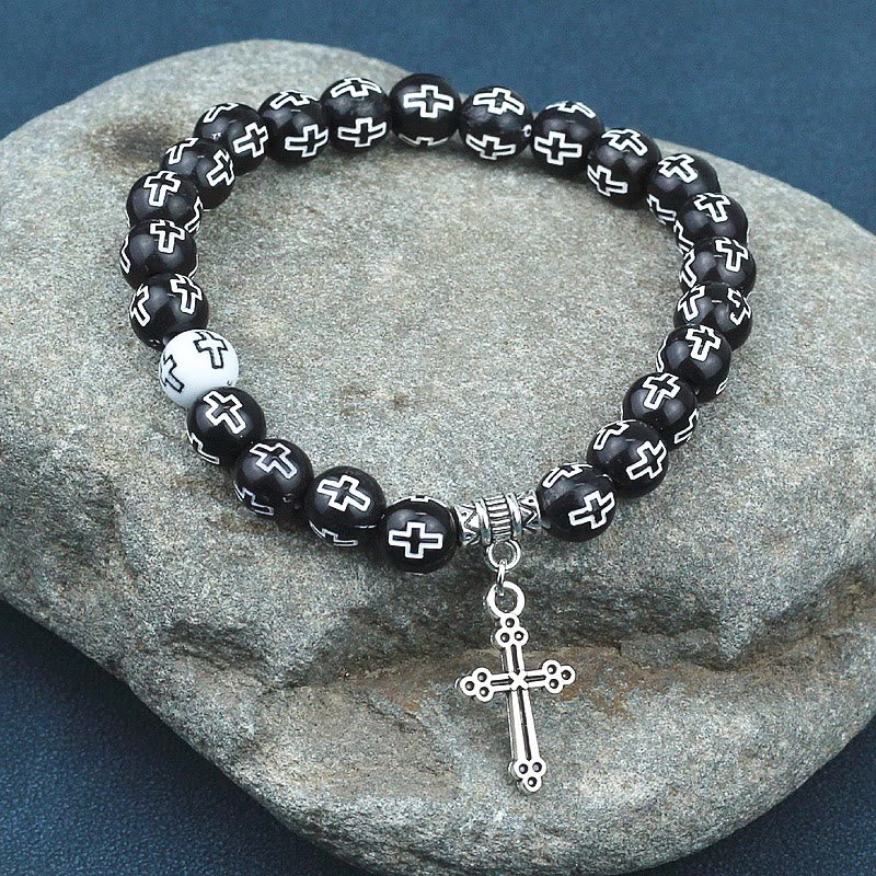 Christianartworkshop Armband mit schwarz-weiß bedruckten Perlen und Kreuz - image 1