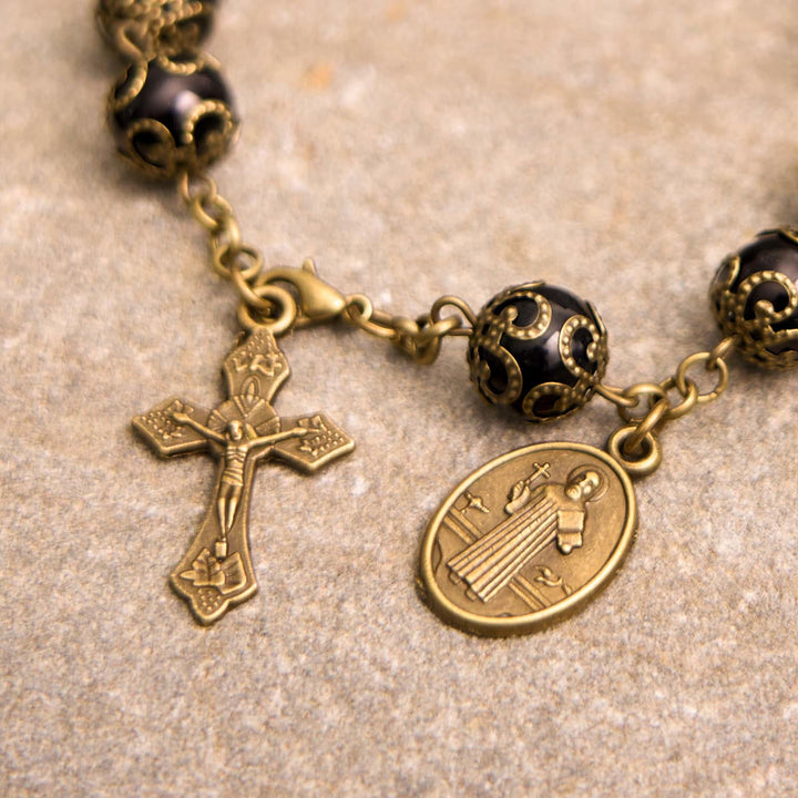 Christianartworkshop Handgefertigtes Rosenkranz-Armband im Retro-Stil mit St. Benedikt-Medaille und Kruzifix, Schwarz - image 2