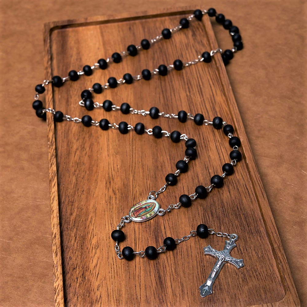 Christianartworkshop Rosenkranz „Unsere Liebe Frau von Guadalupe & Kruzifix“ aus runder, mehrfarbiger Kette aus Holzlegierung, 6 mm - Schwarz - image 1