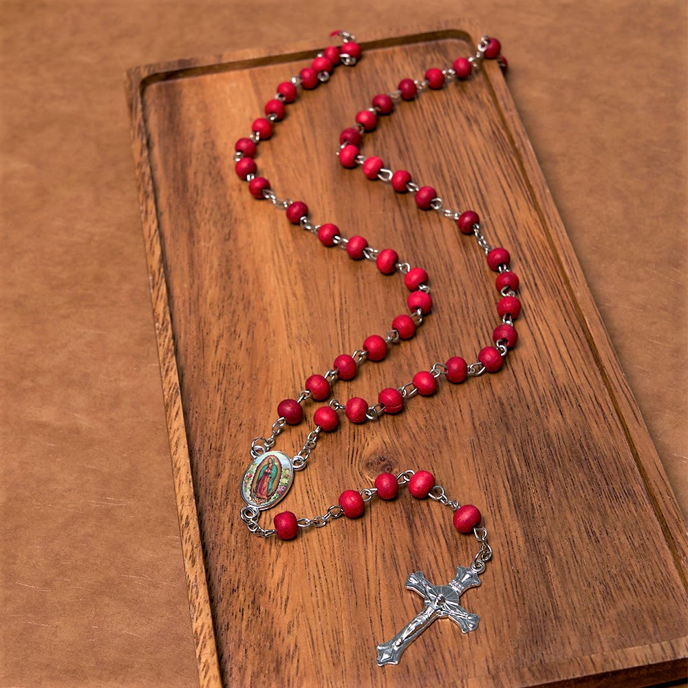 Christianartworkshop Rosenkranz „Unsere Liebe Frau von Guadalupe & Kruzifix“ aus runder, mehrfarbiger Kette aus Holzlegierung, 6 mm - Rot - image 3