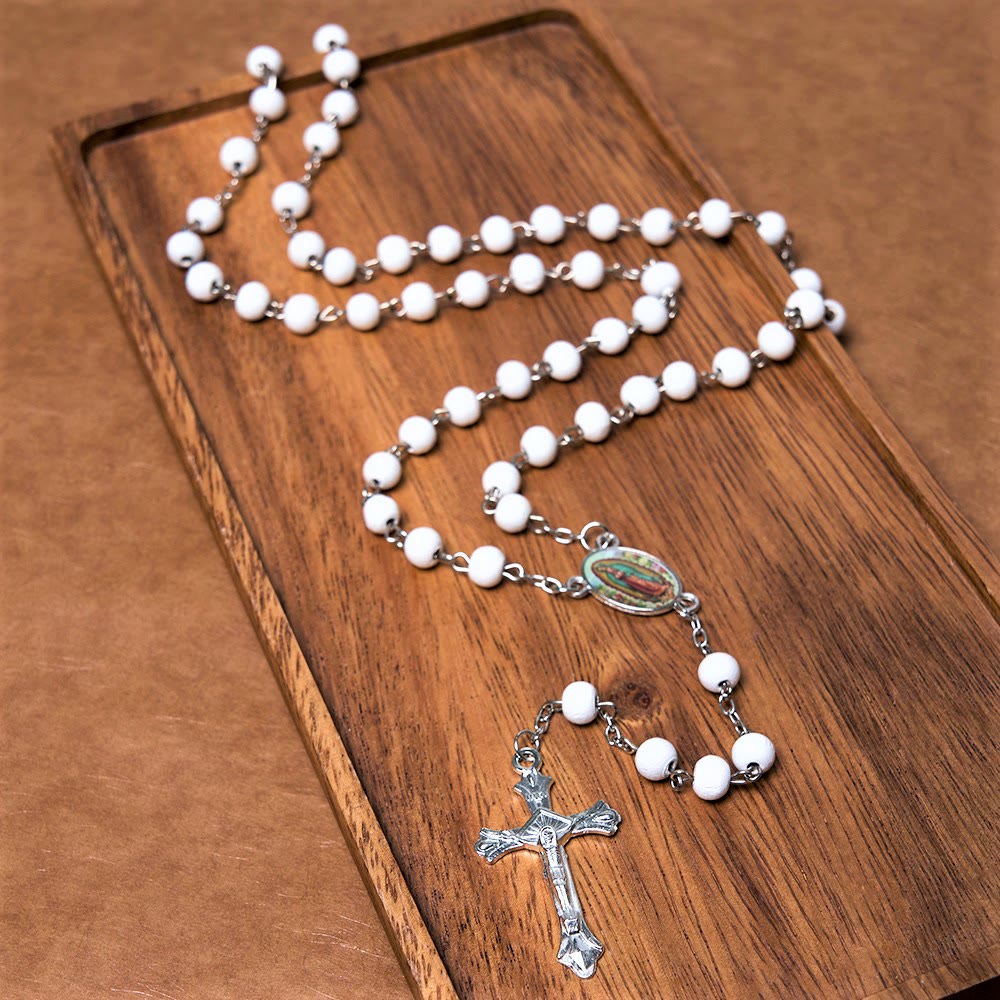 Christianartworkshop Rosenkranz „Unsere Liebe Frau von Guadalupe & Kruzifix“ aus runder, mehrfarbiger Kette aus Holzlegierung, 6 mm - Weiß - image 1