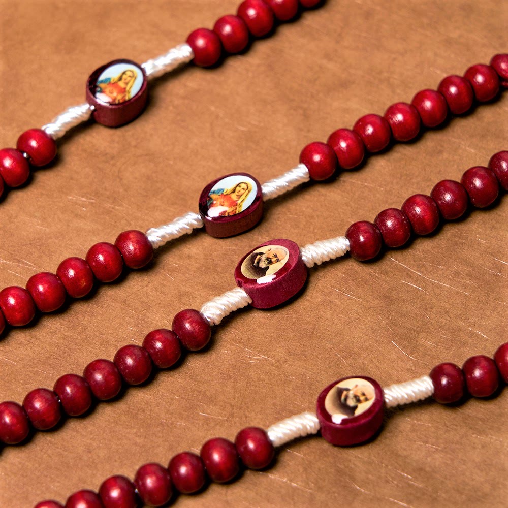 Christian Art Weinrote Holzperlen Kreuz Jungfrau Maria Hand Rosenkranz - image 5