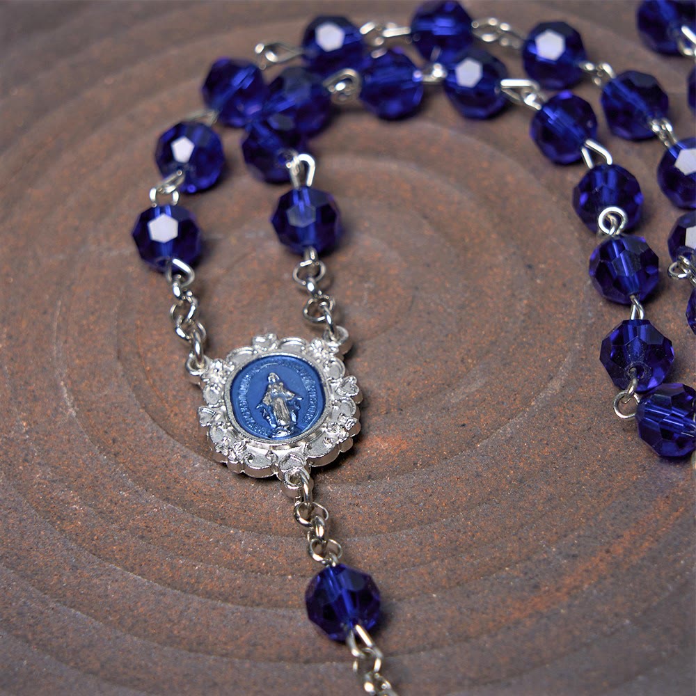 Christianartworkshop Wundertätige Medaille und Kreuz aus 8 mm Polyeder, blauer Kristall, Legierung, Rosenkranzkette - image 6