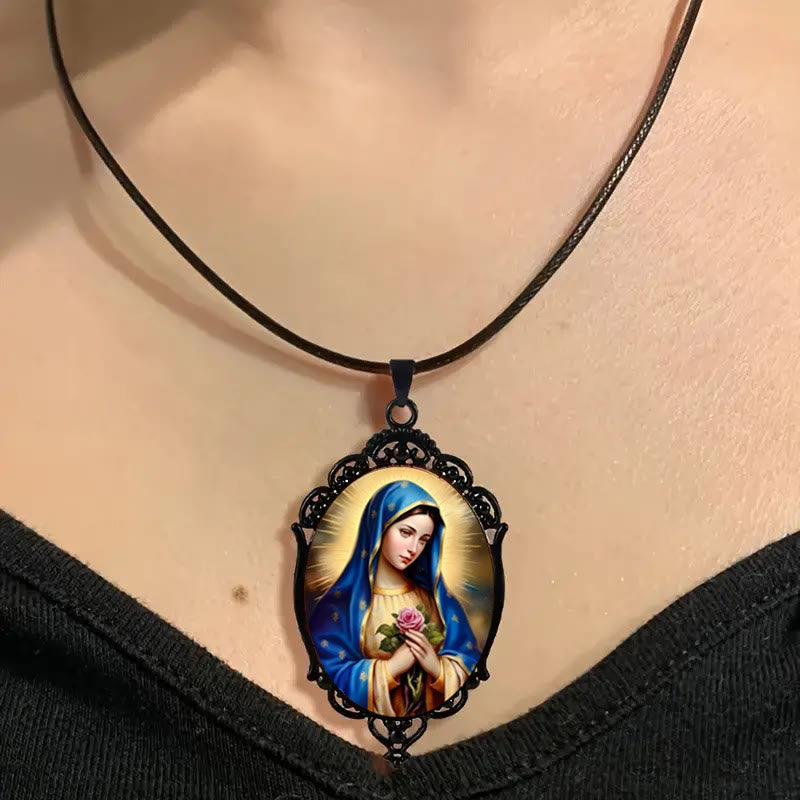 Christianartworkshop Halskette mit Anhänger „Unsere Liebe Frau von Guadalupe“ im gotischen Stil mit Vintage-Bordüre - image 1