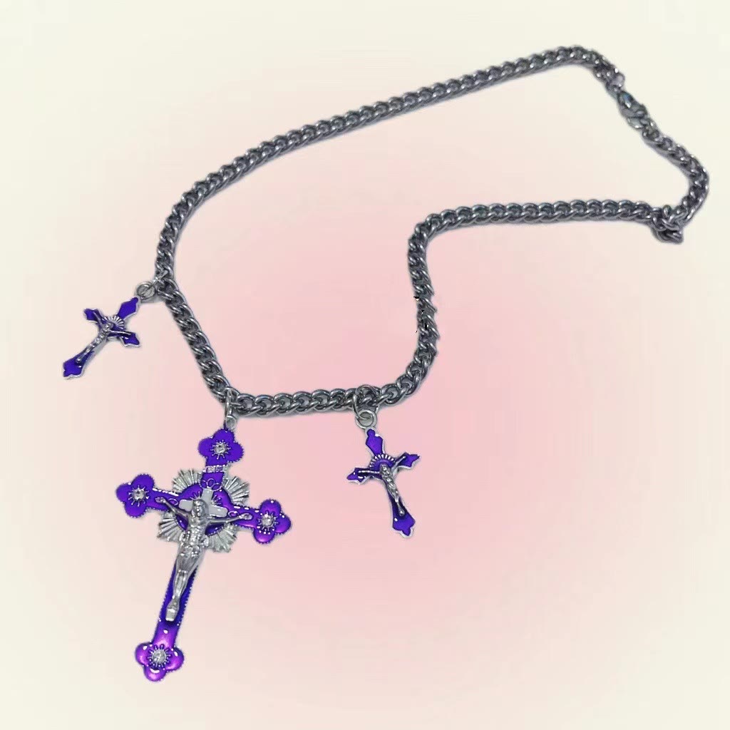 Christianartworkshop Halskette mit dreifachem Kruzifix-Anhänger im klassischen Stil, farbenfroh gearbeitet - Lila - image 4