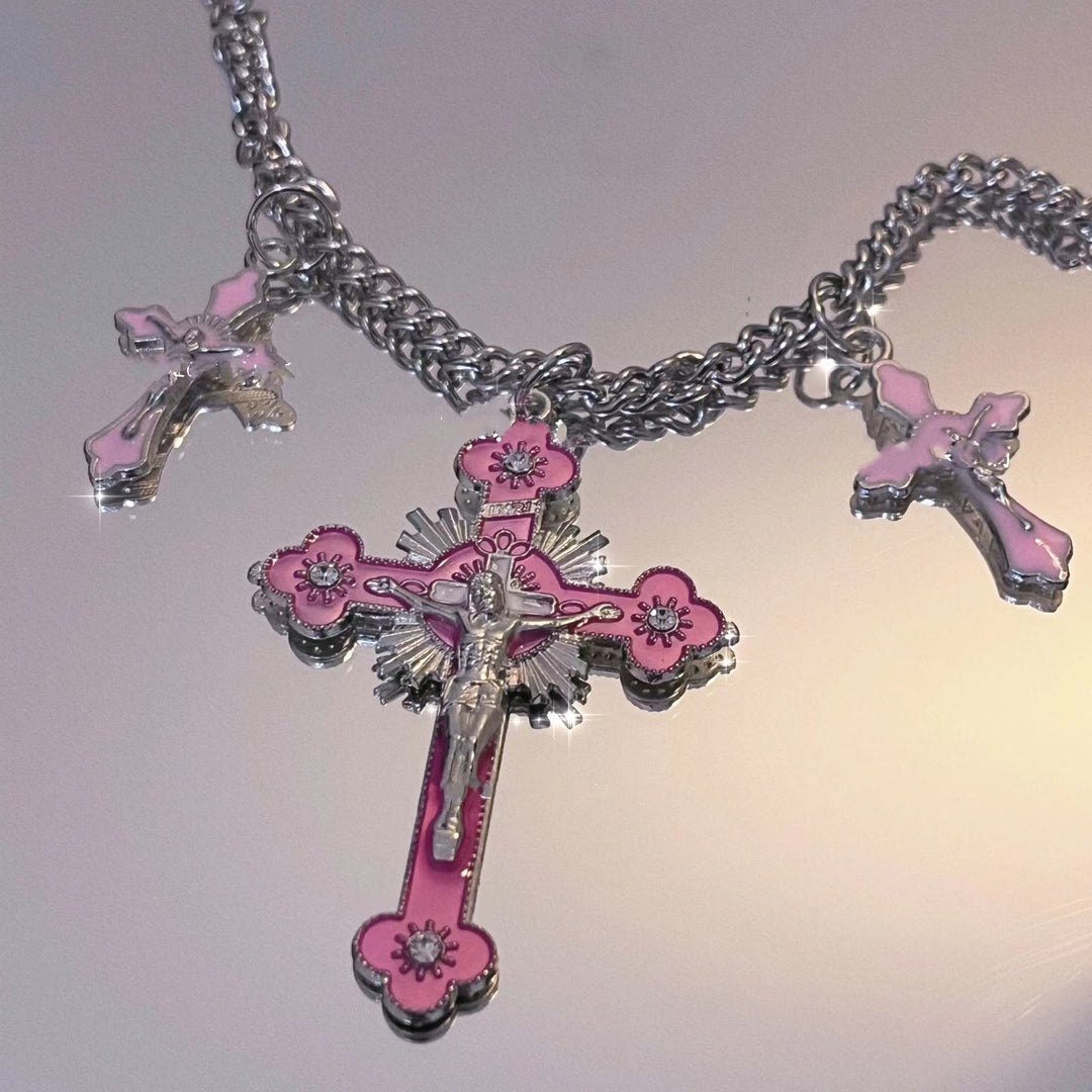 Christianartworkshop Halskette mit dreifachem Kruzifix-Anhänger im klassischen Stil, farbenfroh gearbeitet - Rosa - image 1