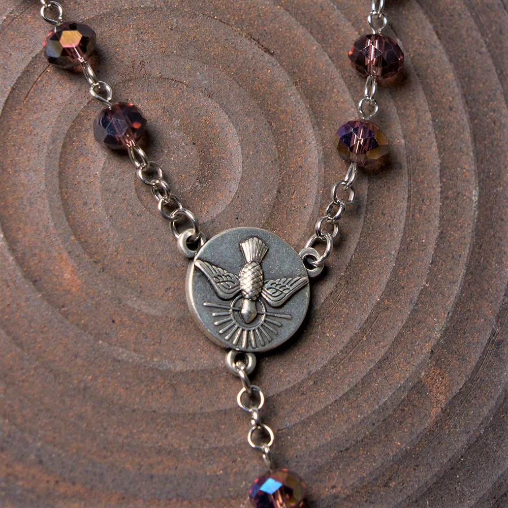 Christianartworkshop Rosenkranzkette Heiliger Geist und Unsere Liebe Frau der Gnade, 6 x 8 mm, Polyeder, violette Kristalllegierung - image 7