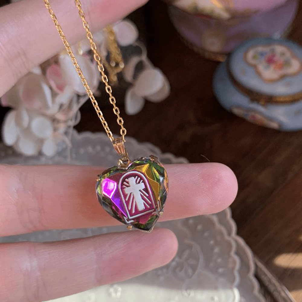Christianartworkshop – Halskette aus schillerndem Glas mit Herz-Kreuz-Motiv im Vintage-Stil mit Tiefdruck-Emailletechnik - Rosa-Orange - image 1