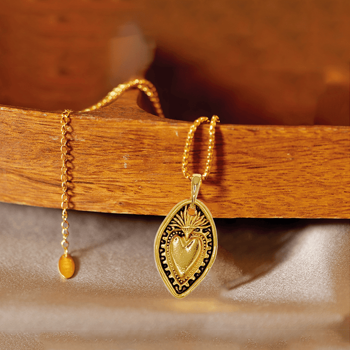 Christianartworkshop Halskette mit Anhänger im Retro-Stil, 24 Karat Kupfer vergoldet, Herzschild, handgefertigt - Herzschild - image 1