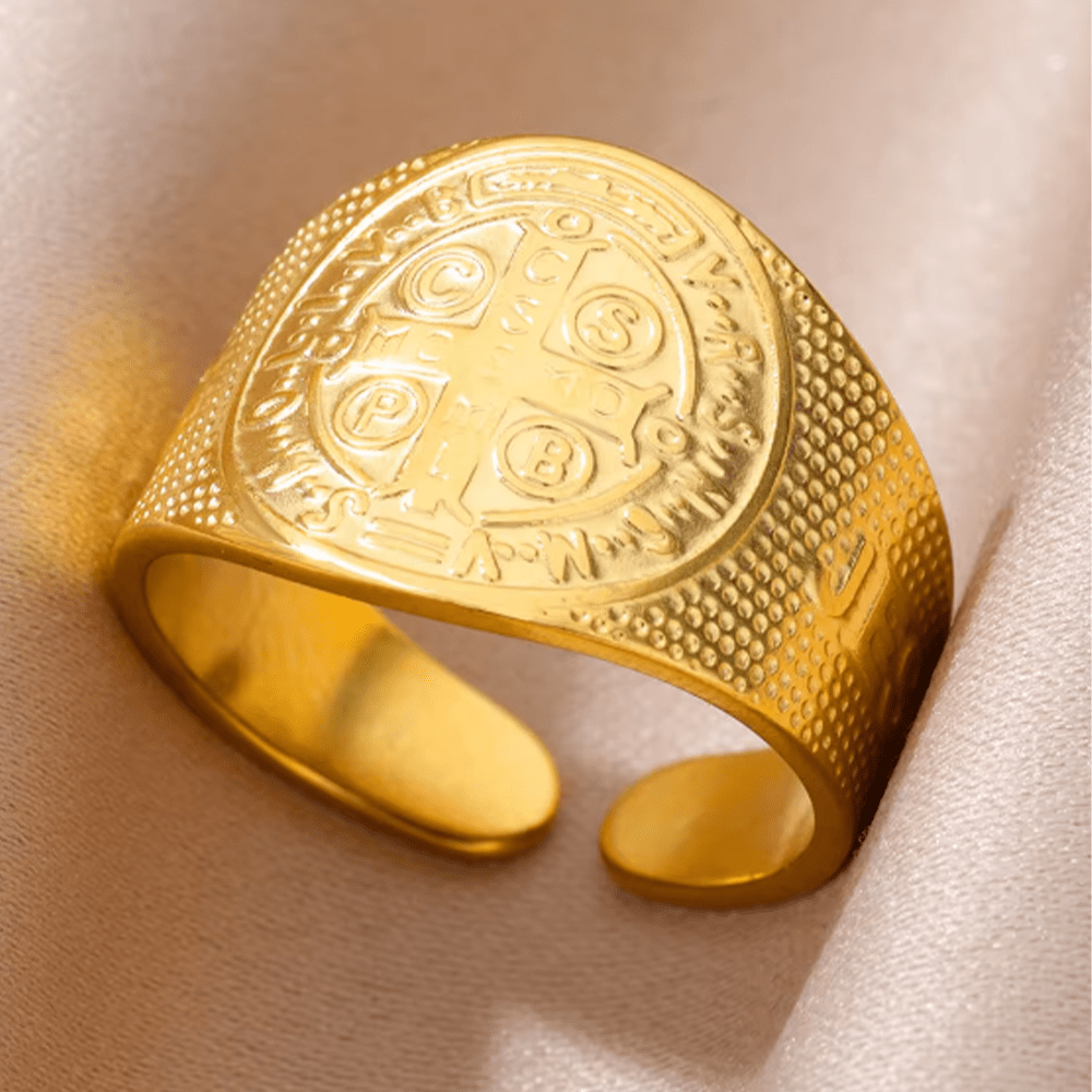 Christianartworkshop Klassischer Stil JESUS ​​St. Benedikt Symbol Titan Verstellbarer Ring - Golden (Geeignet für US-Größen 6-9) - image 0