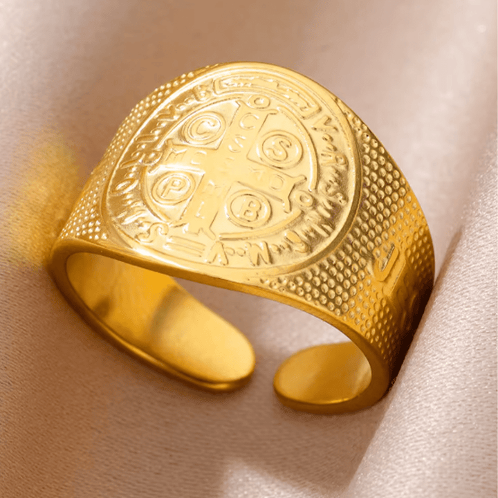 Christianartworkshop Klassischer Stil JESUS ​​St. Benedikt Symbol Titan verstellbarer Ring - Golden - image 1