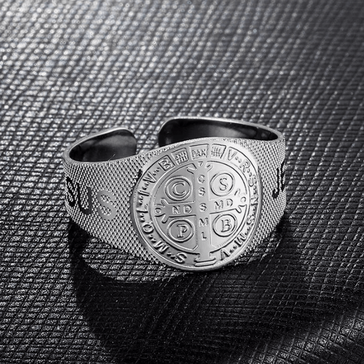 Christianartworkshop Klassischer Stil JESUS ​​St. Benedikt Symbol Titan Verstellbarer Ring - Silber (Geeignet für US-Größen 6-9) - image 2