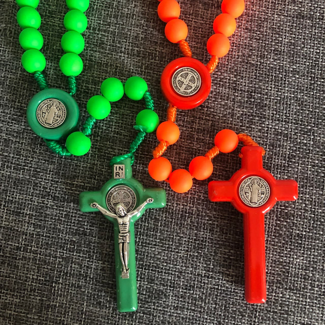 Christianartworkshop St. Benedikt-Medaille und Kruzifix aus 10 mm rundem, mehrfarbigem, fluoreszierendem Acryl-Nylonkordel-Rosenkranz - image 4