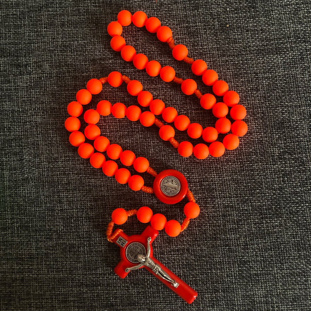 Christianartworkshop St. Benedikt-Medaille und Kruzifix aus 10 mm rundem, mehrfarbigem, fluoreszierendem Acryl-Nylonkordel-Rosenkranz - Orange - image 3
