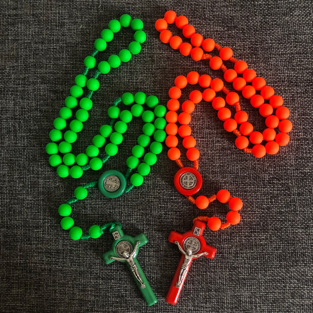 Christianartworkshop St. Benedikt-Medaille und Kruzifix aus 10 mm rundem, mehrfarbigem, fluoreszierendem Acryl-Nylonkordel-Rosenkranz - image 2