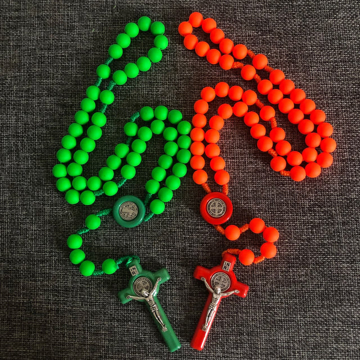Christianartworkshop St. Benedikt-Medaille und Kruzifix aus 10 mm rundem, mehrfarbigem, fluoreszierendem Acryl-Nylonkordel-Rosenkranz - image 2