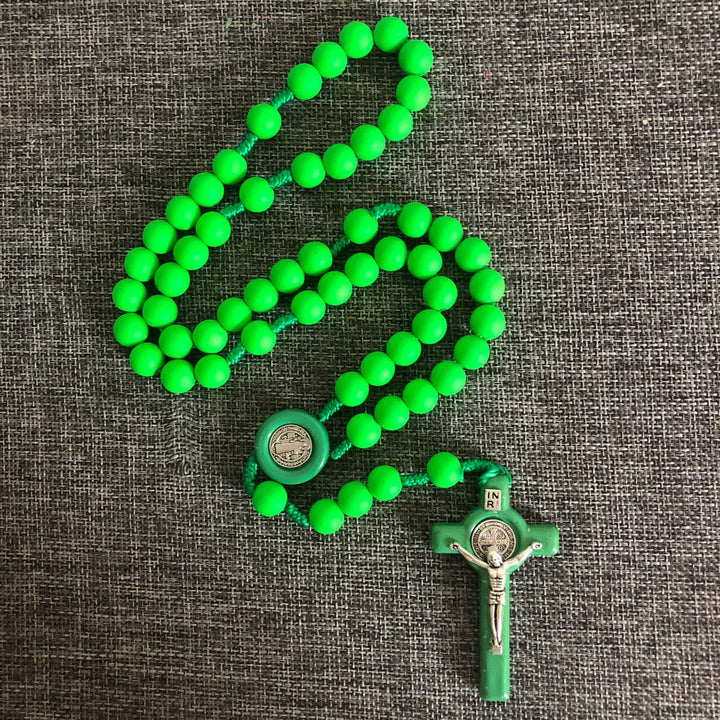 Christianartworkshop St. Benedikt-Medaille und Kruzifix aus 10 mm rundem, mehrfarbigem, fluoreszierendem Acryl-Nylonkordel-Rosenkranz - Grün - image 1
