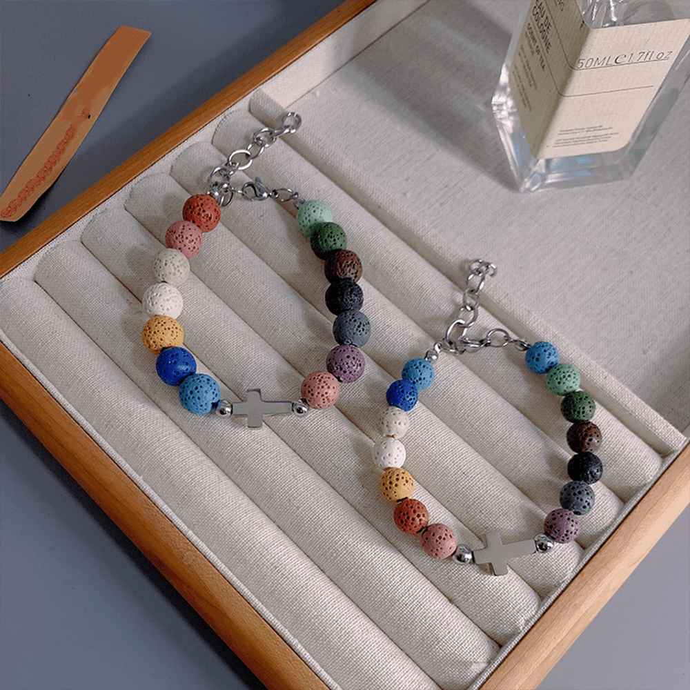 Christianartworkshop Minimalistisches Armband aus farbigen Vulkansteinperlen mit Kreuzmotiv - image 1