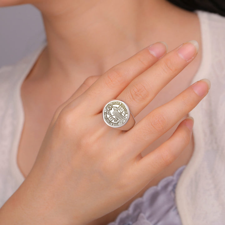 Christianartworkshop Retro-Pop-Ring aus Edelstahl mit gravierter St.-Benedikt-Exorzismusmedaille - image 5