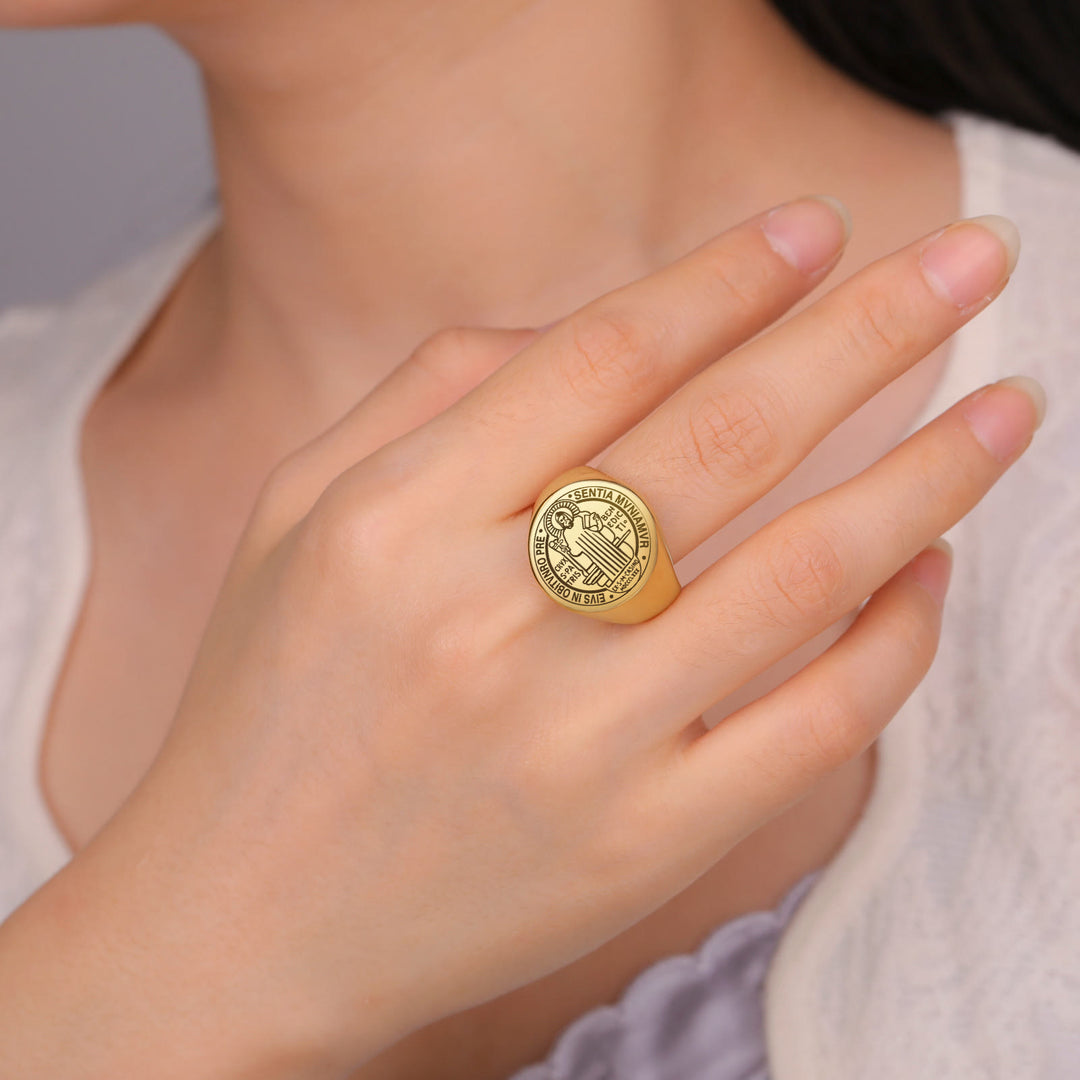 Christianartworkshop Retro-Pop-Ring aus Edelstahl mit gravierter St.-Benedikt-Exorzismusmedaille - image 6