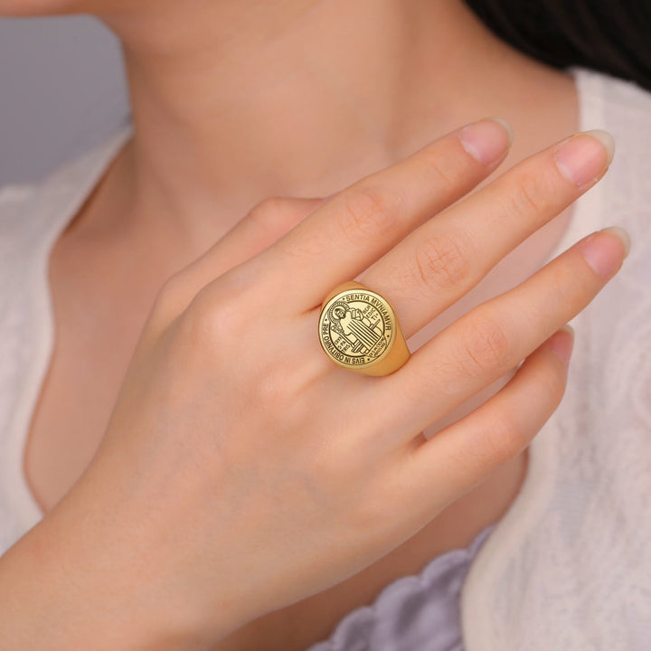 Christianartworkshop Retro-Pop-Ring aus Edelstahl mit gravierter St.-Benedikt-Exorzismusmedaille - image 6