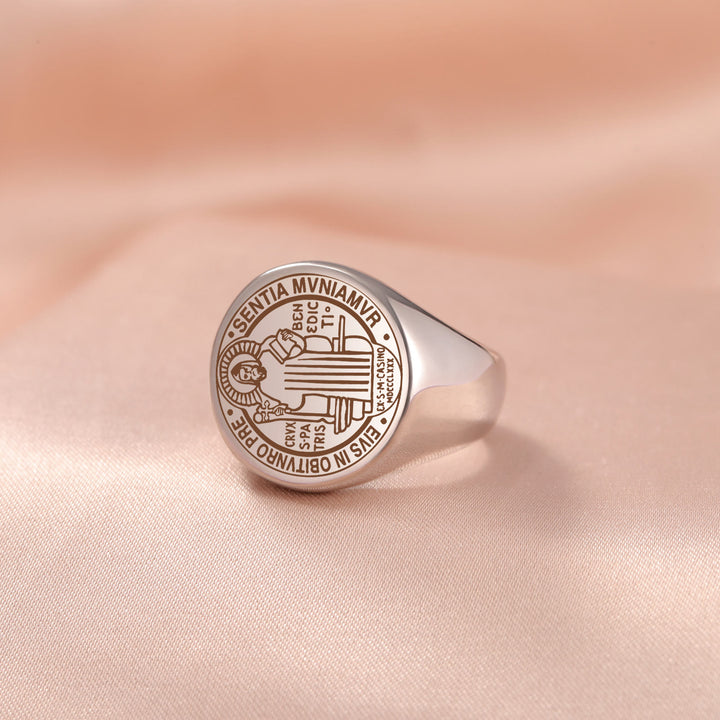 Christianartworkshop Retro-Pop-Ring aus Edelstahl mit gravierter St.-Benedikt-Exorzismusmedaille - image 3
