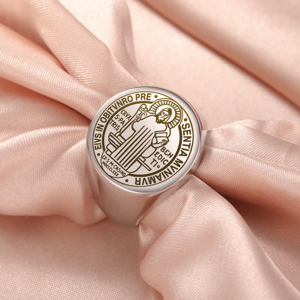 Christianartworkshop Retro-Pop-Ring aus Edelstahl mit gravierter St.-Benedikt-Exorzismusmedaille - Silber - US 12 - image 1