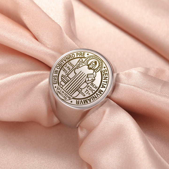Christianartworkshop Retro-Pop-Ring aus Edelstahl mit gravierter St.-Benedikt-Exorzismusmedaille - Silber - US 12 - image 1