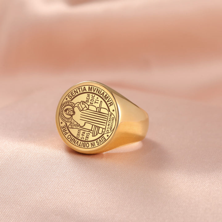 Christianartworkshop Retro-Pop-Ring aus Edelstahl mit gravierter St.-Benedikt-Exorzismusmedaille - Golden - US 12 - image 4