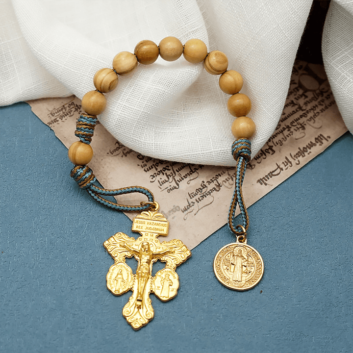 Christianartworkshop St. Benedikt-Medaille und Kruzifix aus 10 mm rundem goldenem Olivenholz mit Nylonkordel, Taschenrosenkranz - Golden - image 1